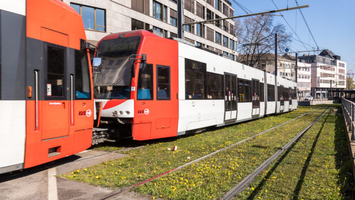 Stadtbahn Köln - Linie 7 - auf Rasengleis-1215