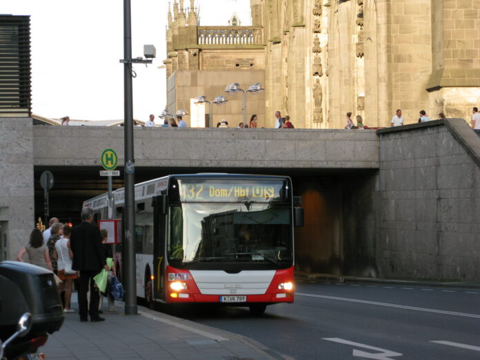 Bus in Köln an Haltestelle.