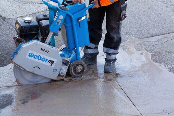 road construction, construction worker, teersäge